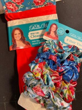 The Pioneer Woman set of 8 Floral Scrunchies and a pair of  Cleaning Gloves